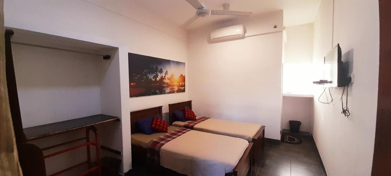 Hotel 100 Dehiwala-Mount Lavinia Exterior foto